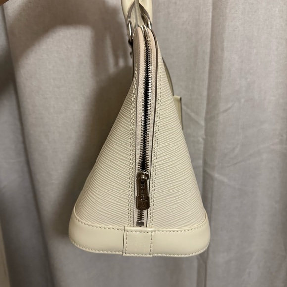 LV epi alma pm bag. - Picture 9 of 10